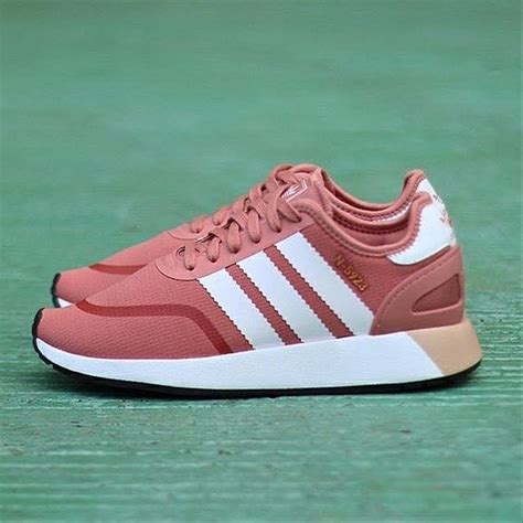 harga sepatu sneakers adidas original